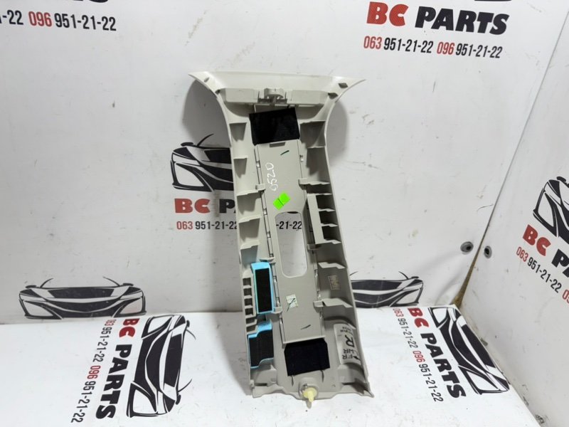 Накладка центральной стойки правая Kicks 2021 1.6