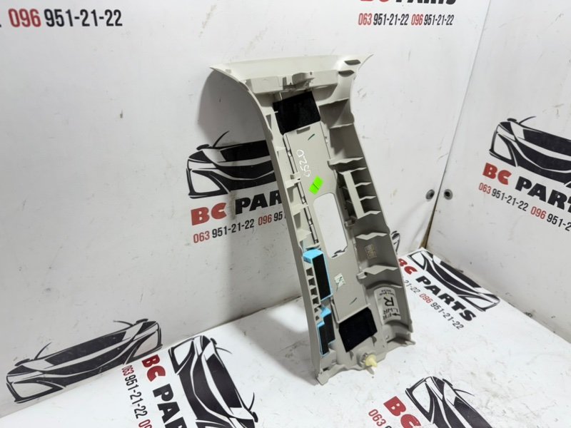 Накладка центральной стойки правая Kicks 2021 1.6