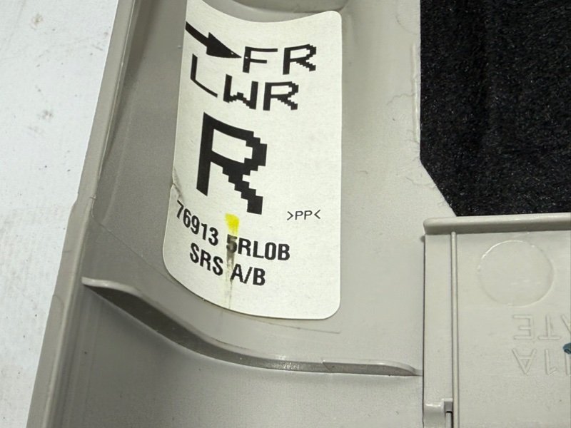 Накладка центральной стойки правая Kicks 2021 1.6