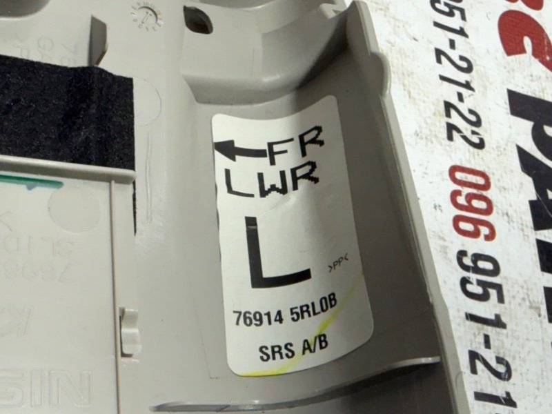 Накладка центральной стойки левая Kicks 2021 1.6