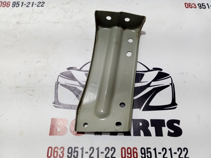 Крепление бампера заднее правое Kicks 2021 1.6