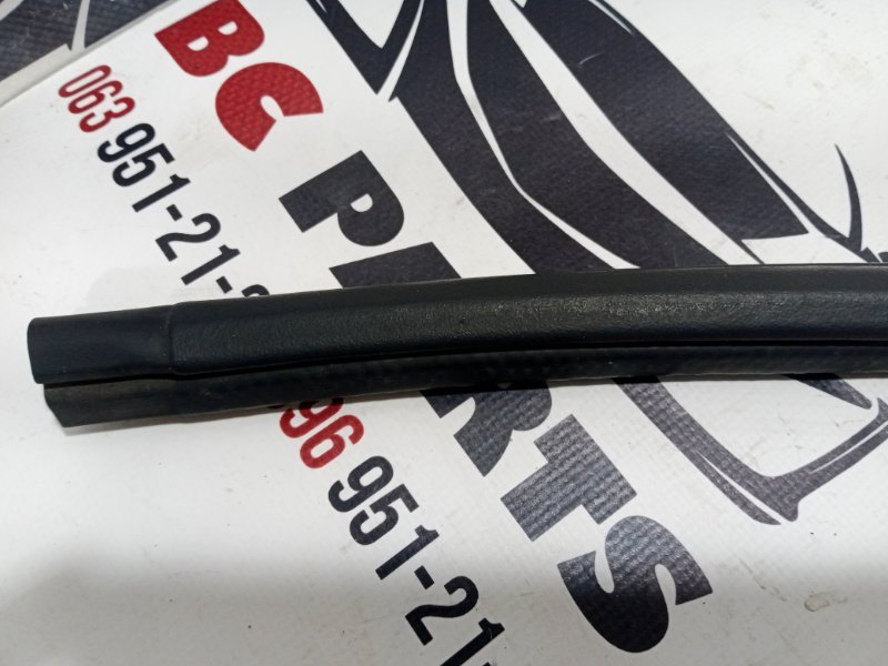 Уплотнитель кузова задний правый Rogue 2022 T33 1.5