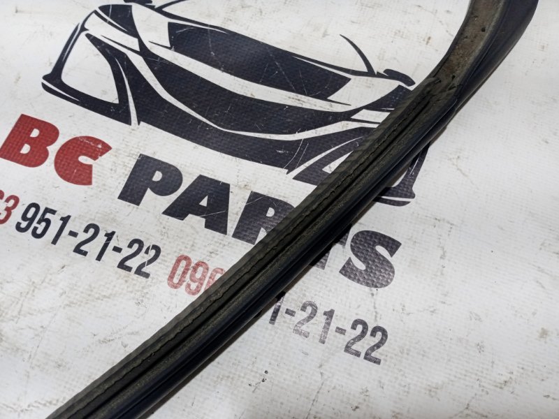 Уплотнитель кузова задний правый Nissan Rogue T33 1.5