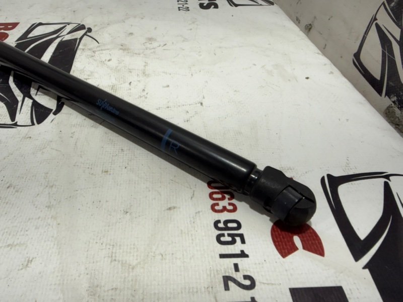 Амортизатор крышки багажника правый Kicks 2021 1.6