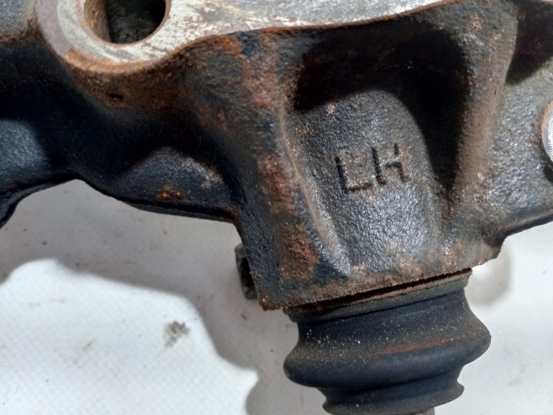 Кулак поворотный передний левый Outback 2018 2.5