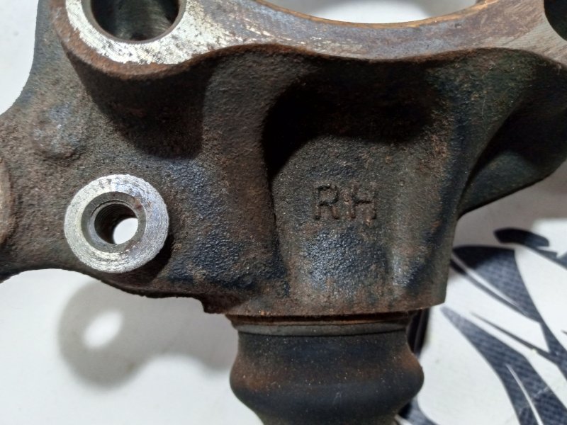 Кулак поворотный передний правый Outback 2018 2.5