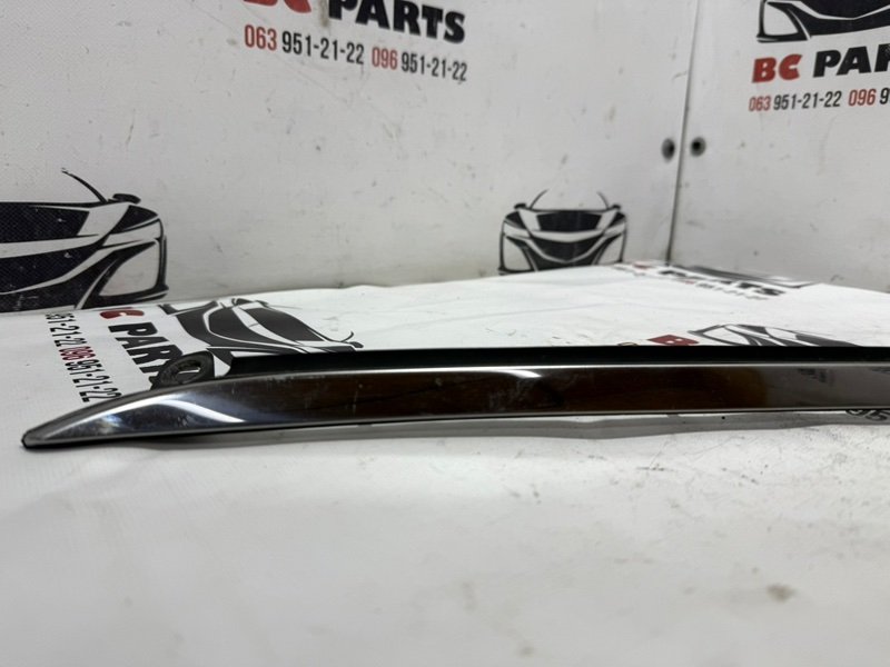 Молдинг крыла задний правый Nissan Rogue T33 2.5