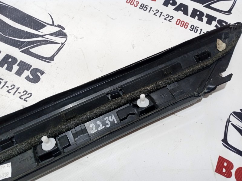 Накладка стойки лобового стекла левая Rogue 2020-2025 T33 Накладка стойки лобового стекла левая Rogue 2020-2025 T33