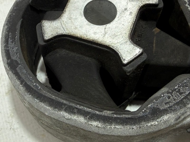 Подушка двигателя Nissan Rogue T32 QR25 2.5