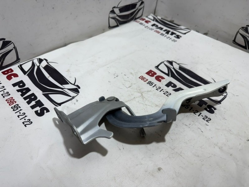 Петля капота правая Nissan Rogue T32 QR25 2.5 Петля капота правая Nissan Rogue T32 QR25 2.5