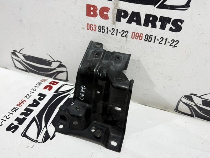 Кронштейн замка капота Nissan Rogue T32 QR25 2.5 Кронштейн замка капота Nissan Rogue T32 QR25 2.5