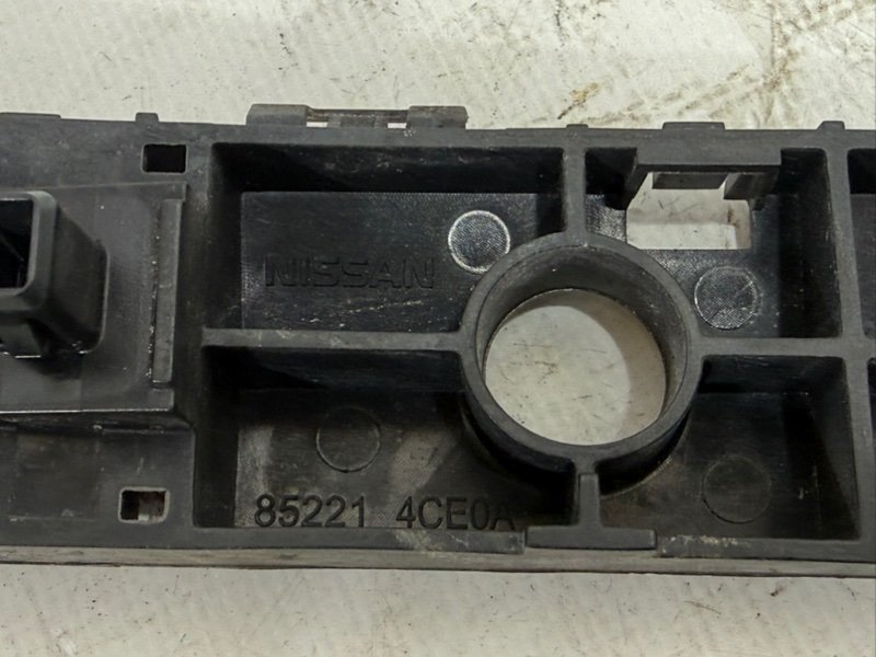 Направляющая бампера задняя левая Rogue 2017 T32 QR25 2.5