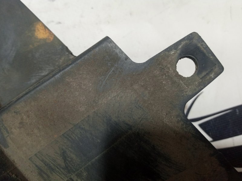 Брызговик передний левый Rogue 2017 T32 QR25 2.5