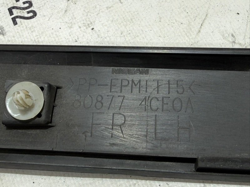 Накладка двери передняя левая Rogue 2017 T32 QR25 2.5