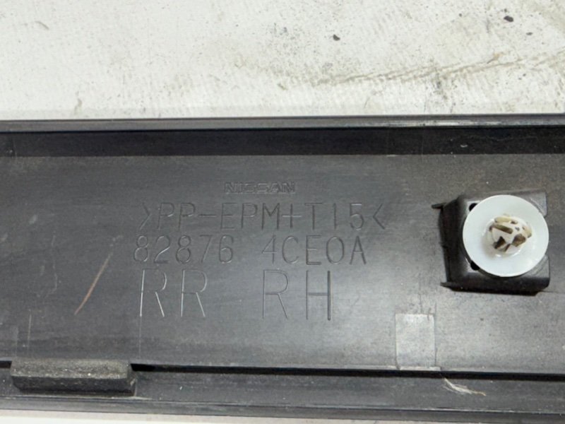 Накладка двери задняя правая Rogue 2017 T32 QR25 2.5