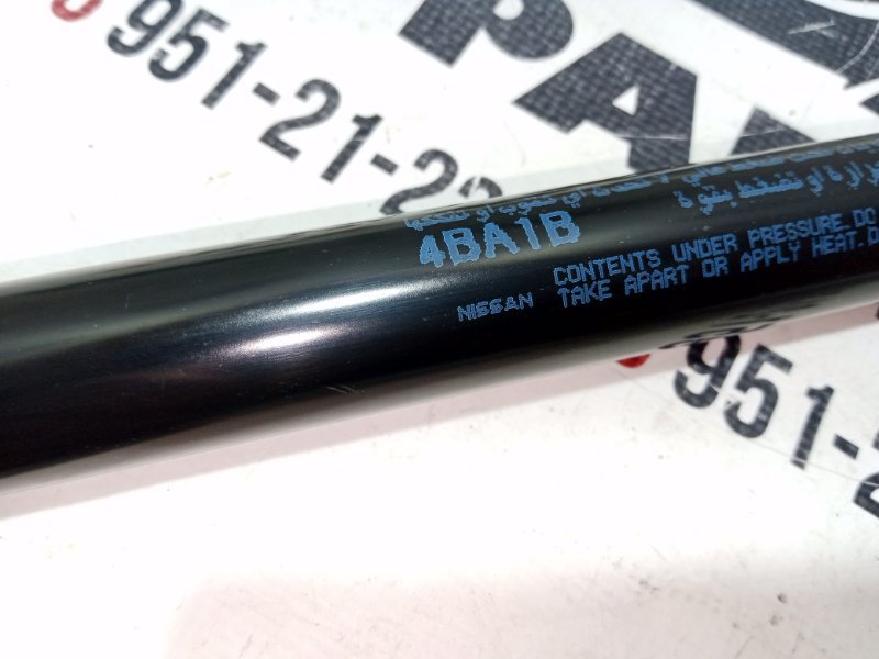 Амортизатор двери багажника правый Nissan Rogue T32 QR25 2.5