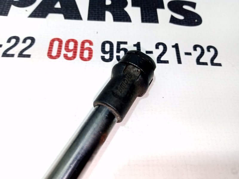 Амортизатор двери багажника правый Rogue 2017 T32 QR25 2.5