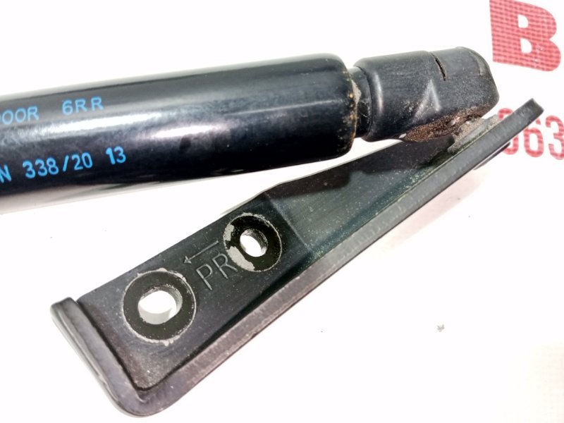 Амортизатор двери багажника правый Rogue 2021 T33 2.5