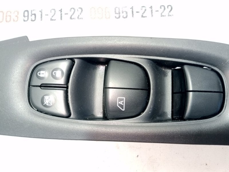 Блок управления стеклоподъемниками Nissan Rogue T32