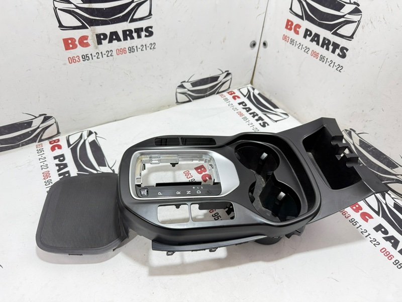 Накладка центральной консоли Hyundai Santa Fe 2013-2019 846522w101 Б/У