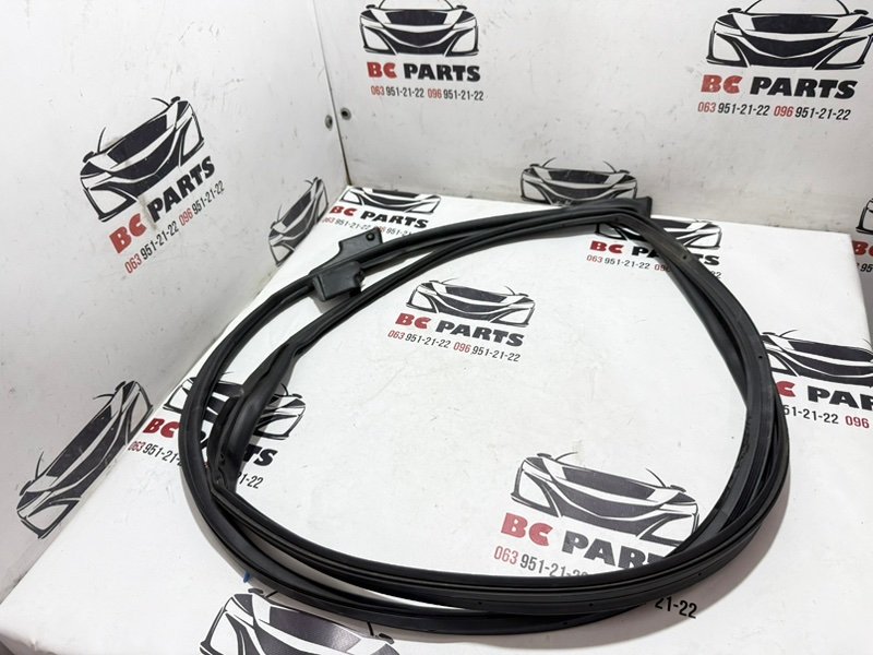Уплотнительная резинка боковой двери передняя левая Nissan Rogue 2021 T33 2.5 80831-6RA0A Б/У