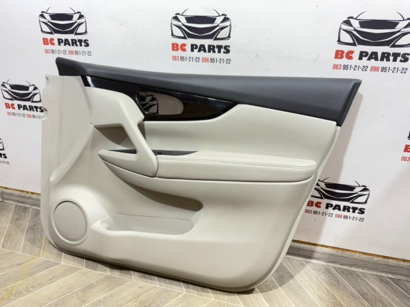 Обшивка боковой двери передняя правая Nissan Rogue Sport J11