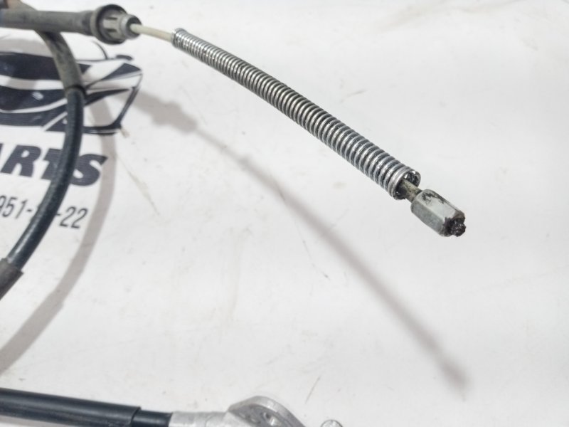 Трос стояночного тормоза правый Kicks 2021 1.6 Трос стояночного тормоза правый Kicks 2021 1.6