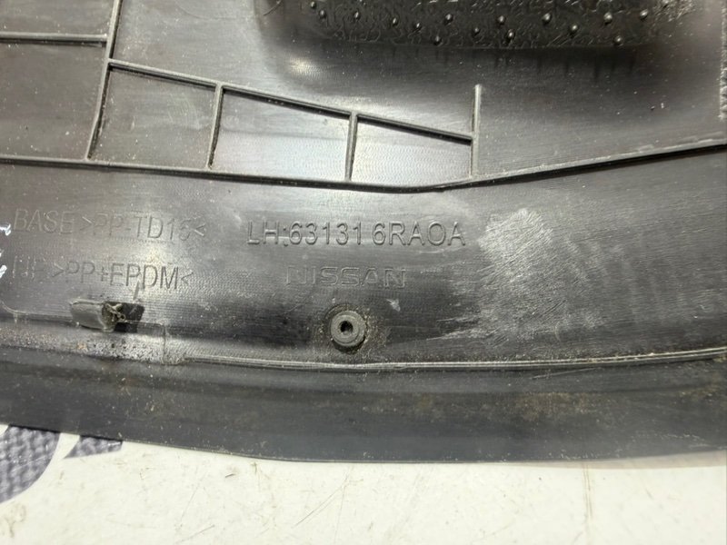 Пыльник крыла передний левый Rogue 2021 T33 2.5