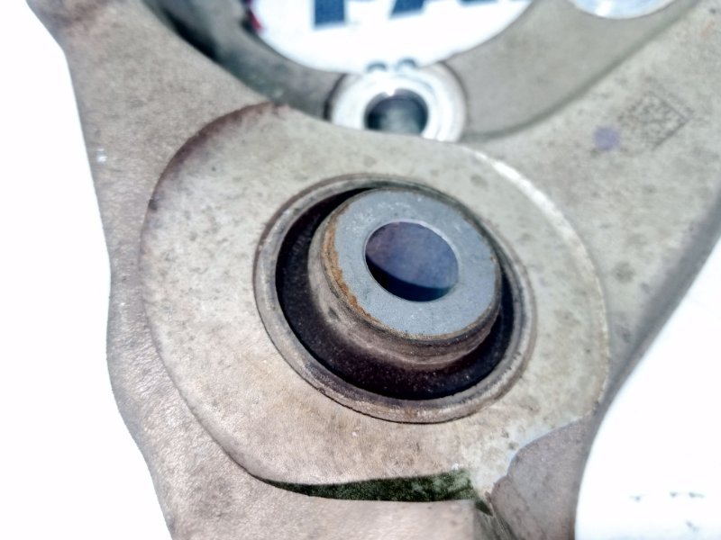 Цапфа задняя правая Nissan Rogue T33 2.5