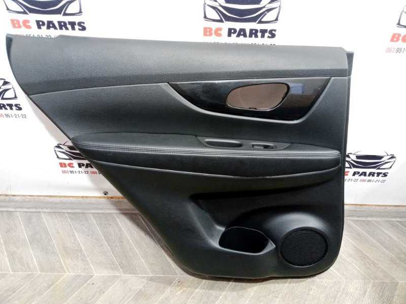 Обшивка боковой двери задняя левая Nissan Rogue 2017 T32 QR25 2.5 829774CE0A Б/У