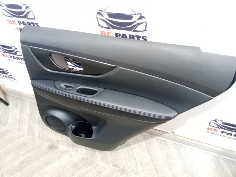 Обшивка боковой двери задняя правая Nissan Rogue T32 QR25 2.5