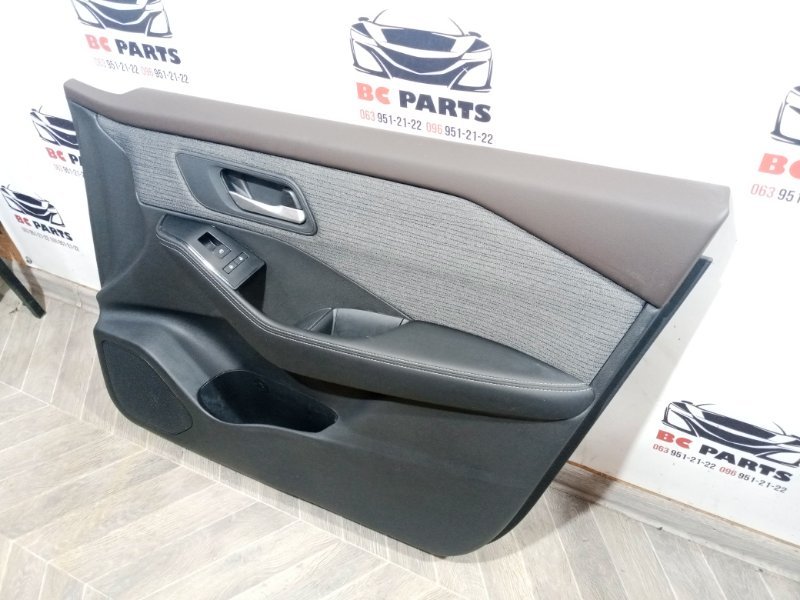 Обшивка боковой двери передняя правая Rogue 2021 T33 2.5