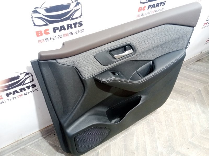 Обшивка боковой двери передняя правая Nissan Rogue T33 2.5