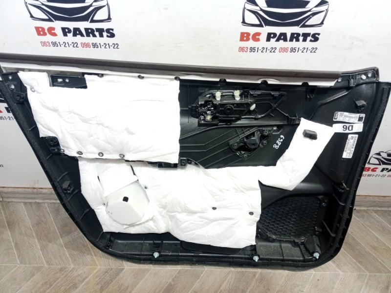 Обшивка боковой двери передняя правая Rogue 2021 T33 2.5