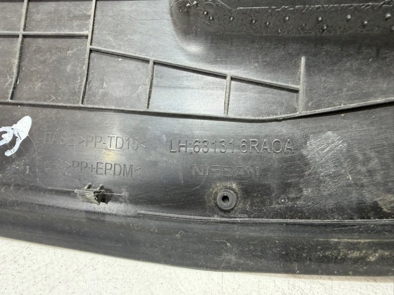 Пыльник крыла передний левый Rogue 2021 T33 2.5