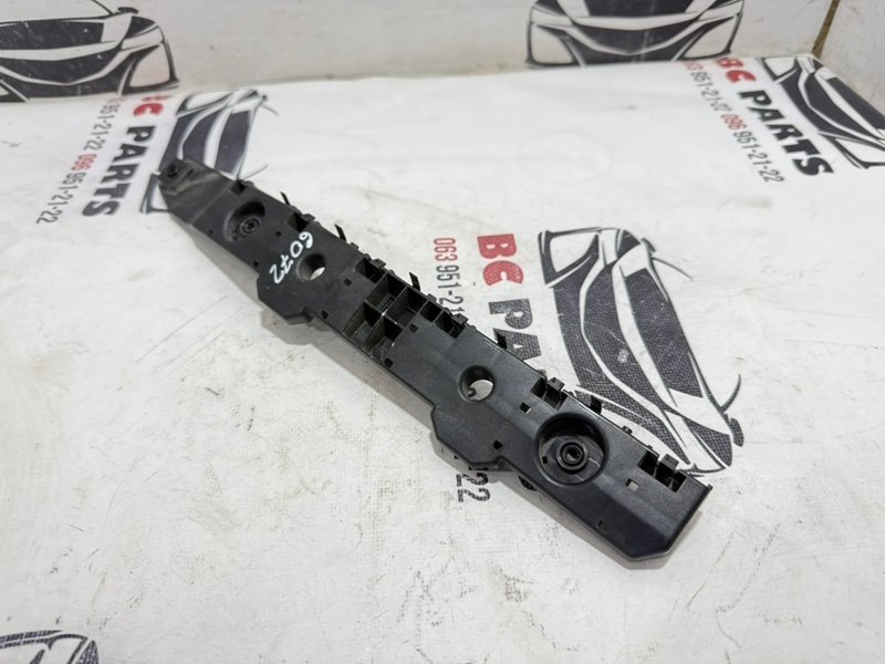 Направляющая бампера задняя левая Rogue 2021 T33 2.5