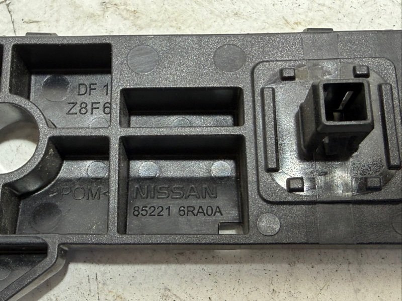 Направляющая бампера задняя левая Rogue 2021 T33 2.5