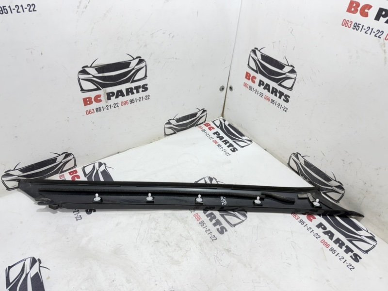 Молдинг лобового стекла правый Rogue 2021 T33 2.5