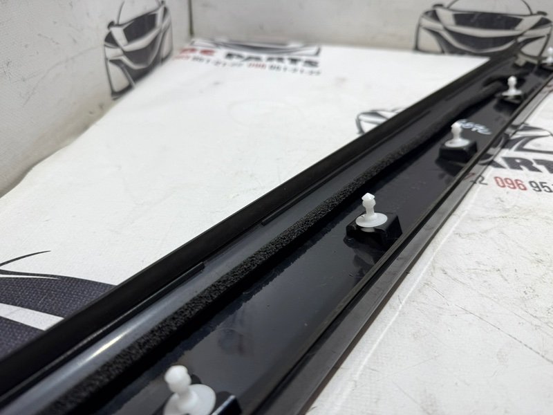 Молдинг лобового стекла правый Rogue 2021 T33 2.5