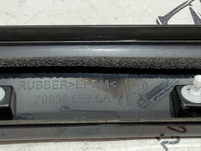 Молдинг лобового стекла правый Rogue 2021 T33 2.5