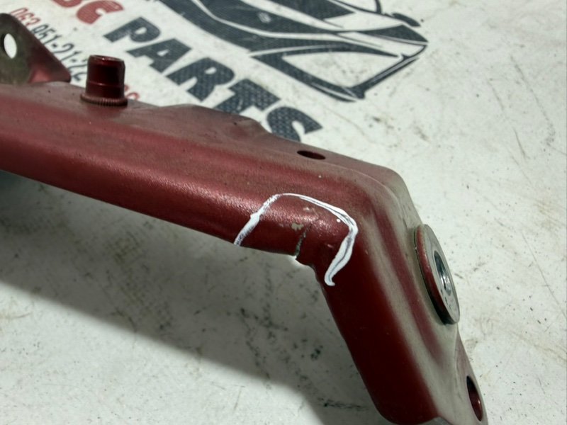 Кронштейн крыла передний левый Rogue 2021 T33 2.5