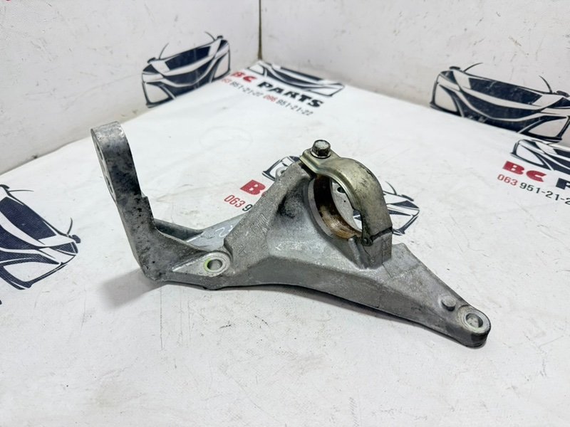 Запчасть кронштейн полуоси передний правый Nissan Rogue 2021 T33 2.5 39780-6RA0B Б/У Кронштейн полуоси передний правый Nissan Rogue 2021 T33 2.5 39780-6RA0B Б/У