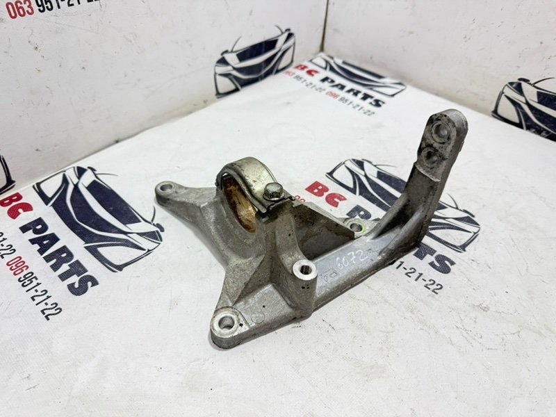 Кронштейн полуоси передний правый Nissan Rogue T33 2.5 Кронштейн полуоси передний правый Nissan Rogue T33 2.5