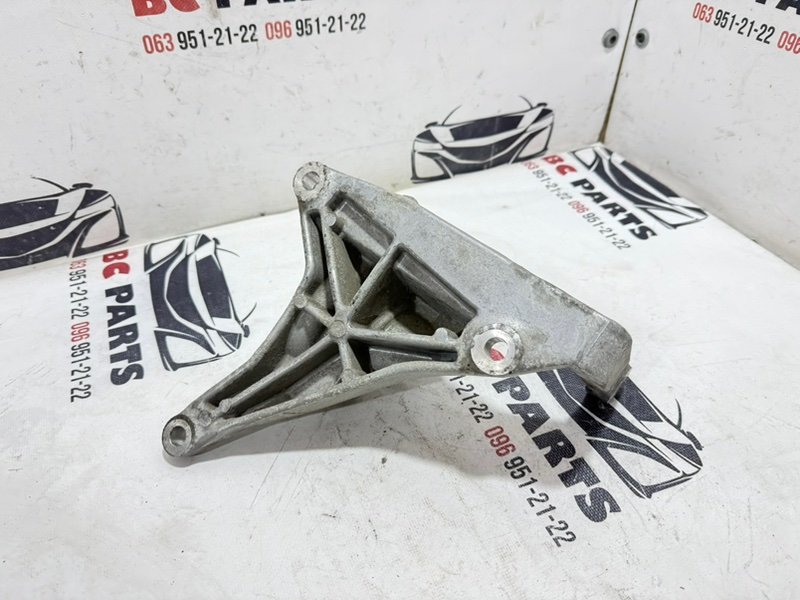 Кронштейн полуоси передний правый Rogue 2021 T33 2.5 Кронштейн полуоси передний правый Rogue 2021 T33 2.5