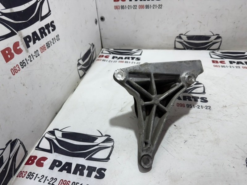 Кронштейн полуоси передний правый Rogue 2021 T33 2.5 Кронштейн полуоси передний правый Rogue 2021 T33 2.5