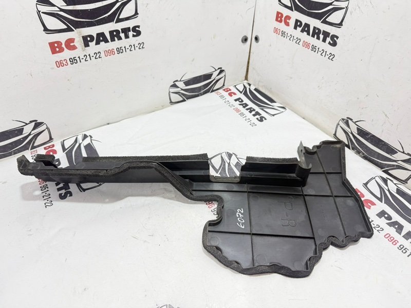 Запчасть дефлектор радиатора правый Nissan Rogue 2021 T33 2.5 21558-6RA5A Б/У Дефлектор радиатора правый Nissan Rogue 2021 T33 2.5 21558-6RA5A Б/У