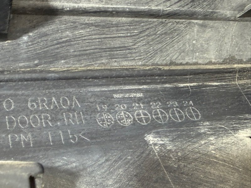 Накладка двери передняя правая Rogue 2021 T33 2.5 Накладка двери передняя правая Rogue 2021 T33 2.5