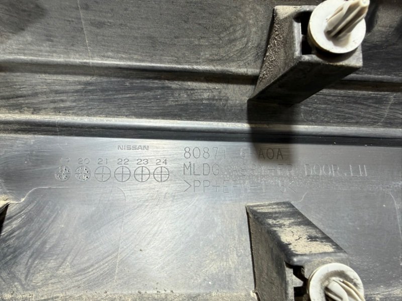 Накладка двери передняя левая Rogue 2021 T33 2.5 Накладка двери передняя левая Rogue 2021 T33 2.5