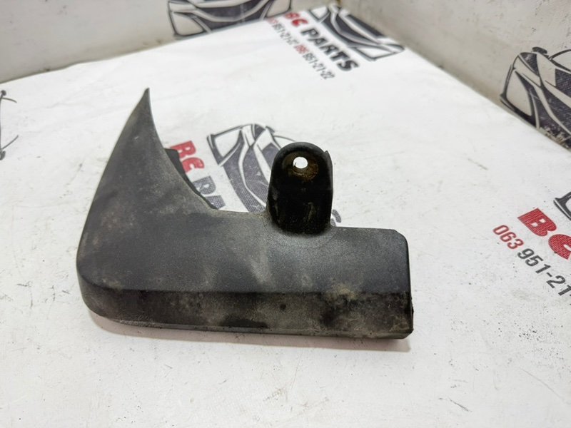 Брызговик задний левый Rogue 2021 T33 2.5