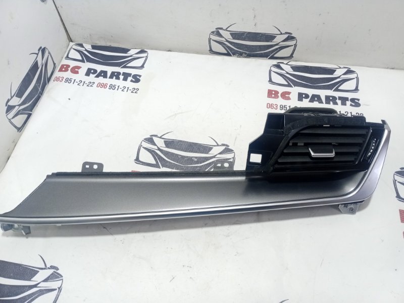 Запчасть воздуховод салона правый Nissan Rogue 2021 T33 2.5 68411-6RB0A Б/У Воздуховод салона правый Nissan Rogue 2021 T33 2.5 68411-6RB0A Б/У